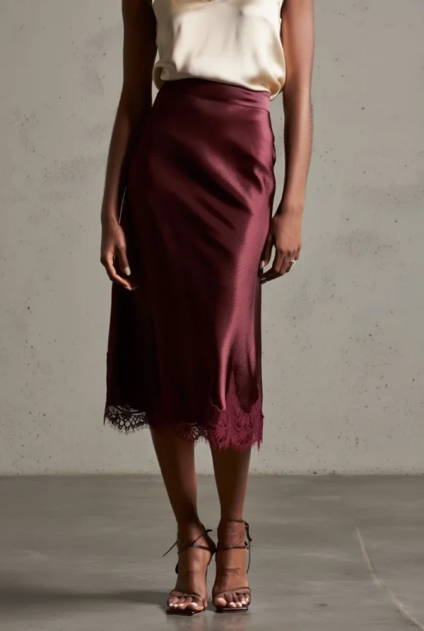 Falda Lisa con Encaje